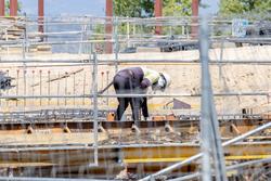 Un obreiro traballa na construción dunha vivenda nova.. Ricardo Rubio - Europa Press / Europa Press