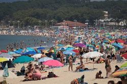 Decenas de bañistas na praia, a 5 de agosto de 2025, en Vigo / Adrián Irago - Arquivo / Europa Press